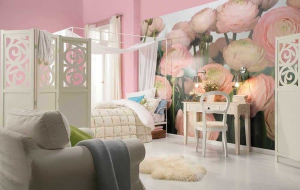 Romantique: chambre pour une fille en fleurs roses sur le mur