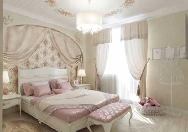 Faites attention à une idée intéressante dans la conception du plafond. Des fleurs sont appliquées sur le plafond en bois peint en blanc. Ils se répètent sur le mur