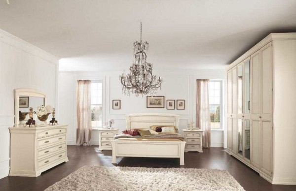 Conception laconique d'une chambre dans un style classique