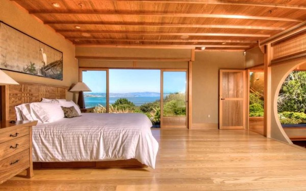 Chambre dans une maison en bois avec des éléments orientaux