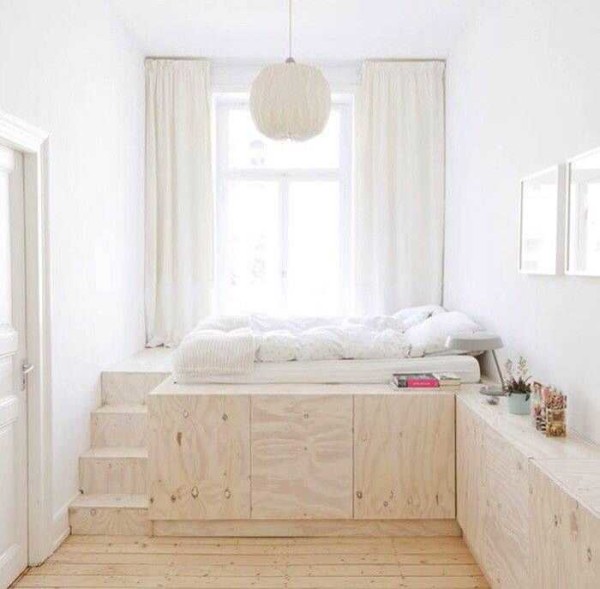 Une option intéressante pour les petits espaces: un couchage sur un podium élevé, qui sert de garde-robe. C'est le véritable intérieur de Khrouchtchev
