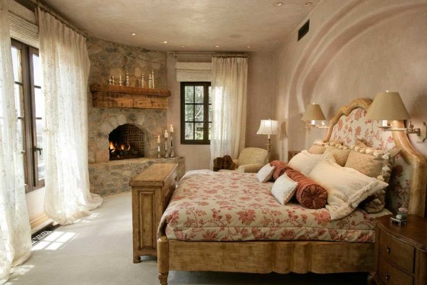 Chambre avec cheminée. La nacre sur les murs et le plafond sur la photo n'a pas l'air très bien, mais dans la vraie vie, elle est tout simplement fascinante