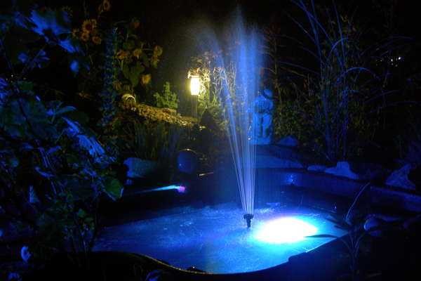 Cette fontaine est fabriquée à la main, tout comme l'éclairage: lanterne LED étanche avec télécommande