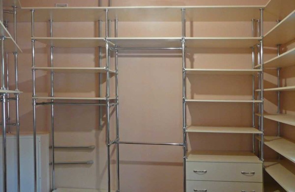 Équipement pour une armoire à partir d'un tuyau de meuble rond