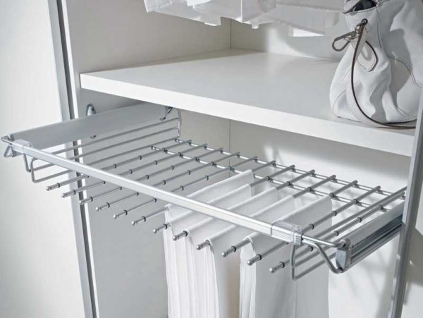 L'une des options pour remplir le dressing est un support pour jupes ou pantalons