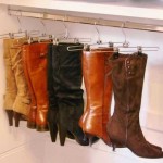 La façon de stocker les bottes est sur des cintres avec des pinces à linge