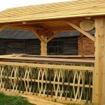 Clôture inhabituelle pour un gazebo en bois