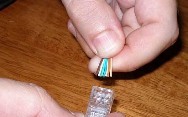 Nous mettons les fils dans le connecteur
