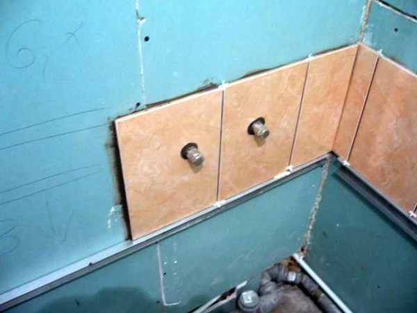 Trous ronds finis dans les carreaux de céramique
