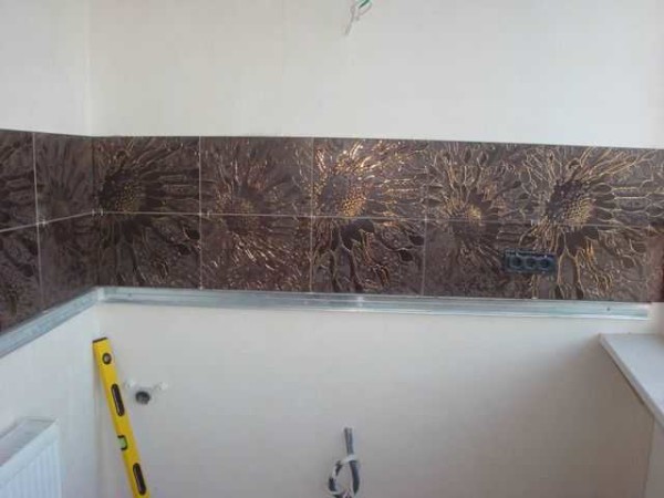Un exemple de tablier carrelé sur un mur de travail dans une cuisine