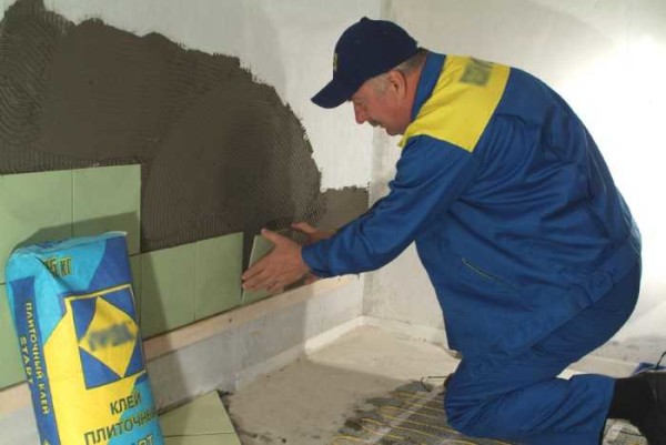Installer des carreaux sur le mur