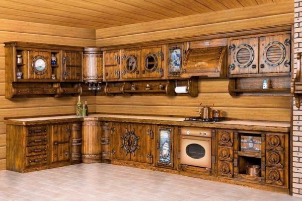 Une des options thématiques pour les meubles de cuisine en bois: une cuisine nautique