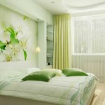 Chambre dans des tons verts doux, répétés sur le papier peint photo