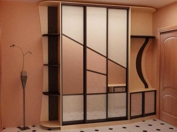 L'armoire coulissante peut occuper tout le mur du couloir
