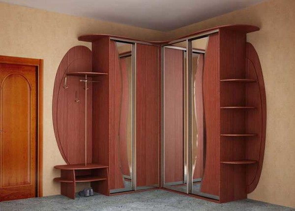 L'armoire d'angle dans le couloir utilise tout l'espace libre