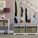 Une armoire sous les escaliers est un excellent moyen de sortir dans un petit couloir