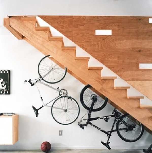 Des vélos ou des poussettes peuvent être placés sous les escaliers