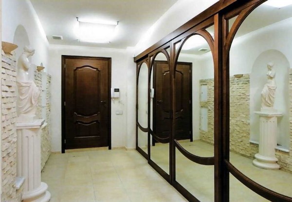 Miroirs dans un cadre en bois - un bel intérieur, une présentation inhabituelle