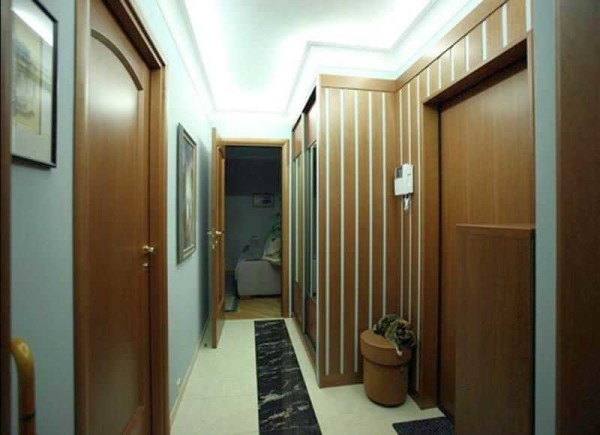 Le mobilier sombre dans le couloir étroit est compensé par l'éclairage vif, mais l'intérieur fait toujours une impression sombre.