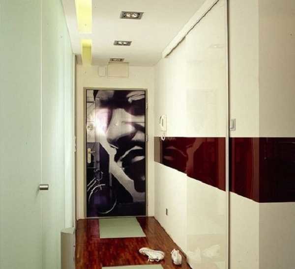 Une longue armoire avec un mur plein est une excellente option. MAIS pour qu'il s'intègre et n'écrase pas la massivité, les portes doivent être légères, ou mieux, avec des inserts de miroir