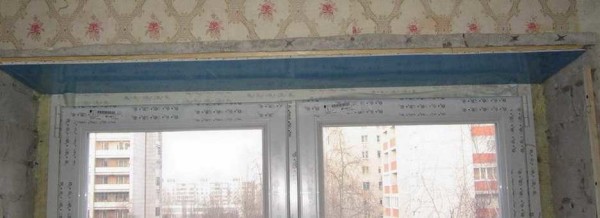 Panneau en plastique supérieur fixe sur la pente de la fenêtre