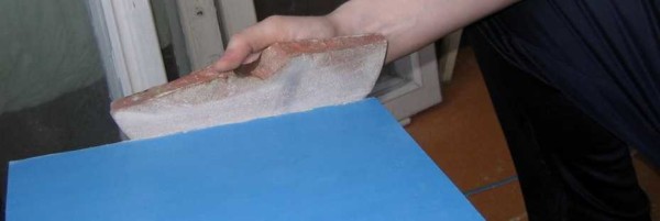 Traitement du bord d'un panneau en plastique