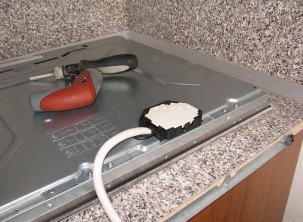 Une petite prise avec des fils peut faire saillie au-dessus de la surface, ou elle peut être encastrée