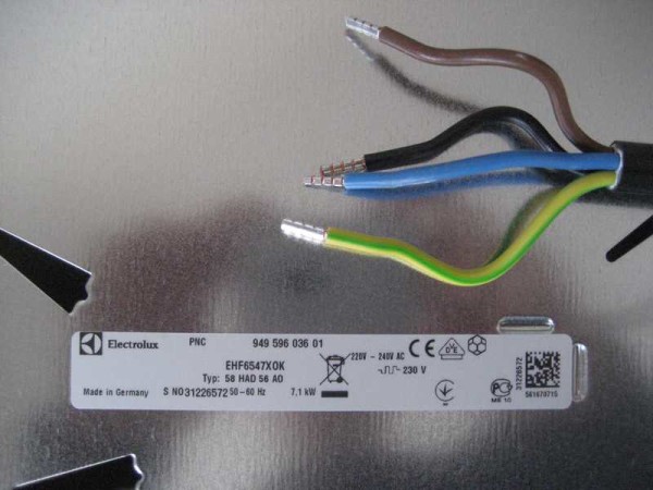 Comment se connecter si 4 fils proviennent de la plaque de cuisson et qu'il y en a trois dans la prise