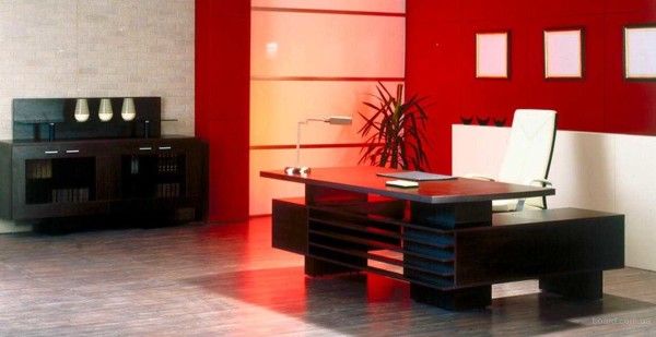 Le mobilier pour un bureau dans une maison ou un appartement est sélectionné en tenant compte du style du reste des locaux