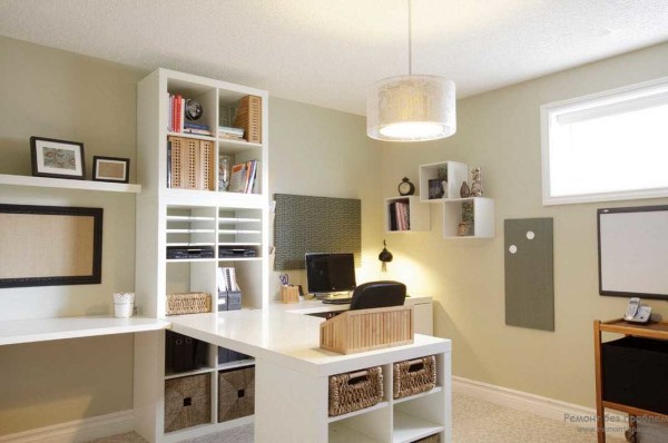 Gris avec des nuances subtiles de beige et jaunâtre