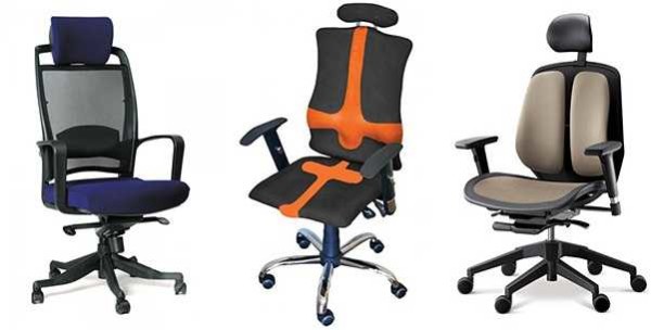 Chaises pour un bureau dans la maison avec une longue journée de travail à table