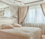 Rideaux classiques dans un intérieur de chambre assorti
