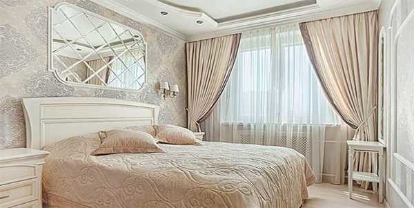 Rideaux classiques dans un intérieur de chambre assorti