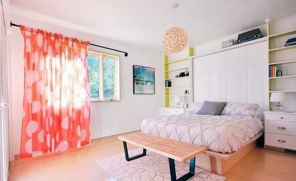 Les couleurs vives avec des motifs sur les rideaux de fenêtre sont un signe de style campagnard