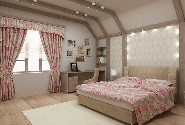 Motifs floraux sur les rideaux de la chambre