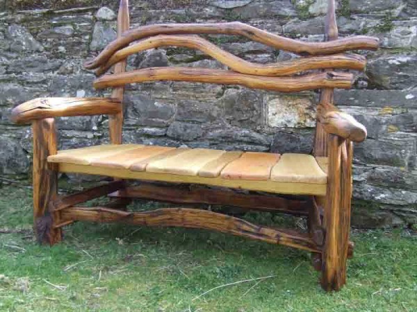Option d'un banc en bois pour un jardin ou un chalet d'été