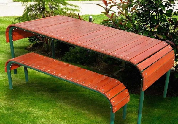 Table et banc en tuyaux et planches