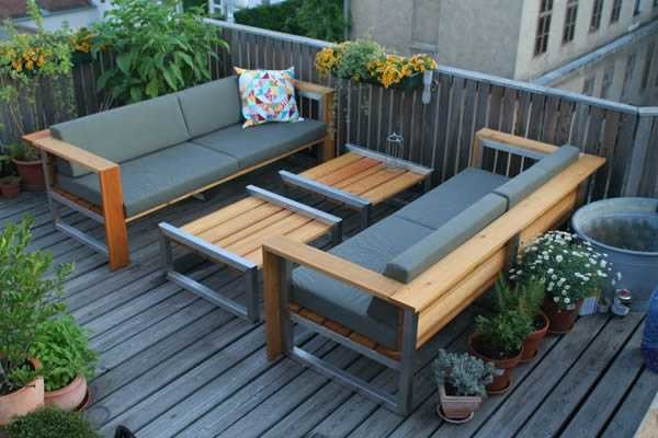 Bancs élégants en métal et en bois