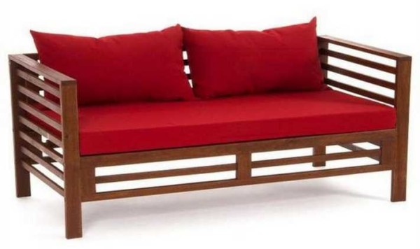 Ce banc de jardin ressemble plus à un canapé: avec une taille suffisante, vous pouvez vous allonger