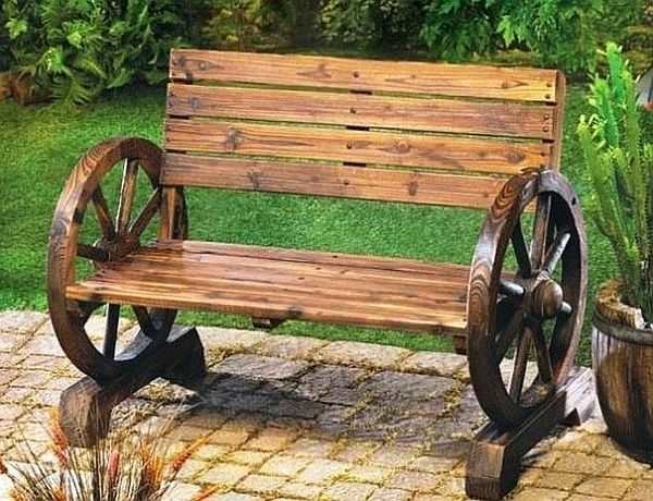 Un banc fait de planches avec un dos et des roues au lieu de côtés - cela a l'air intéressant