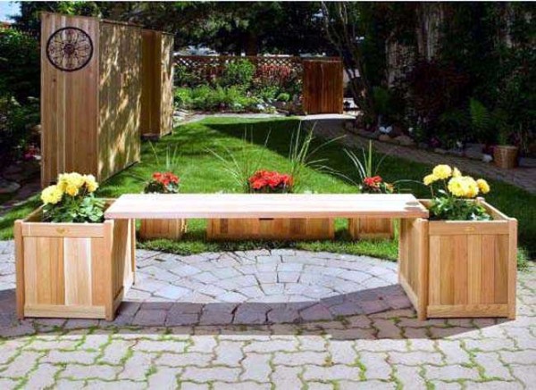 Deux parterres de fleurs de leurs planches et entre eux un banc