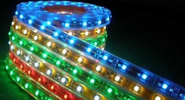 Les bandes LED sont unicolores et universelles - elles changent de couleur à l'aide du panneau de commande