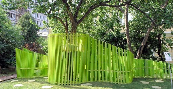 Qui aurait pensé que des planches minces souvent clouées constitueraient une clôture aussi intéressante?