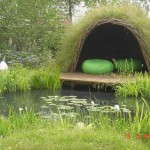 Gazebo inhabituel - l'herbe à gazon est plantée le long du cadre