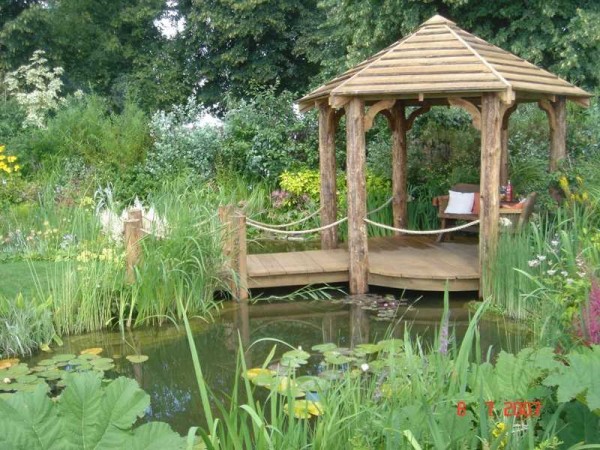Le style Naturgarten s'efforce de rendre le paysage aussi naturel que possible en utilisant des plantes sauvages, auxquelles de nouvelles ne sont que ajoutées