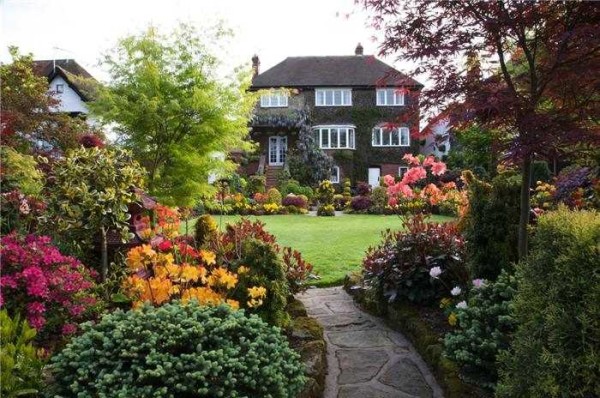 Une végétation luxuriante entrecoupée de pelouses bien entretenues - signes d'un jardin anglais