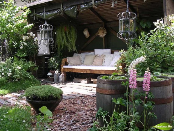 Endroits et arches douillets, pergolas, parterres de fleurs, rosiers grimpants sont des signes d'un style romantique dans la conception du site