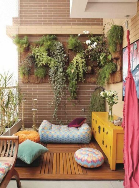 Mur végétal sur le balcon ou loggia pour les fleurs