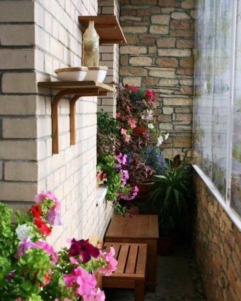 Fleurs sur le balcon - la finition doit être facile à nettoyer
