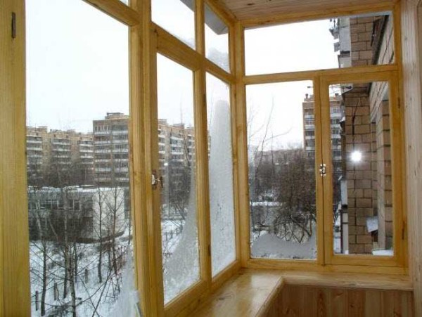 Cadres en bois à simple charnière - le type de vitrage le moins coûteux